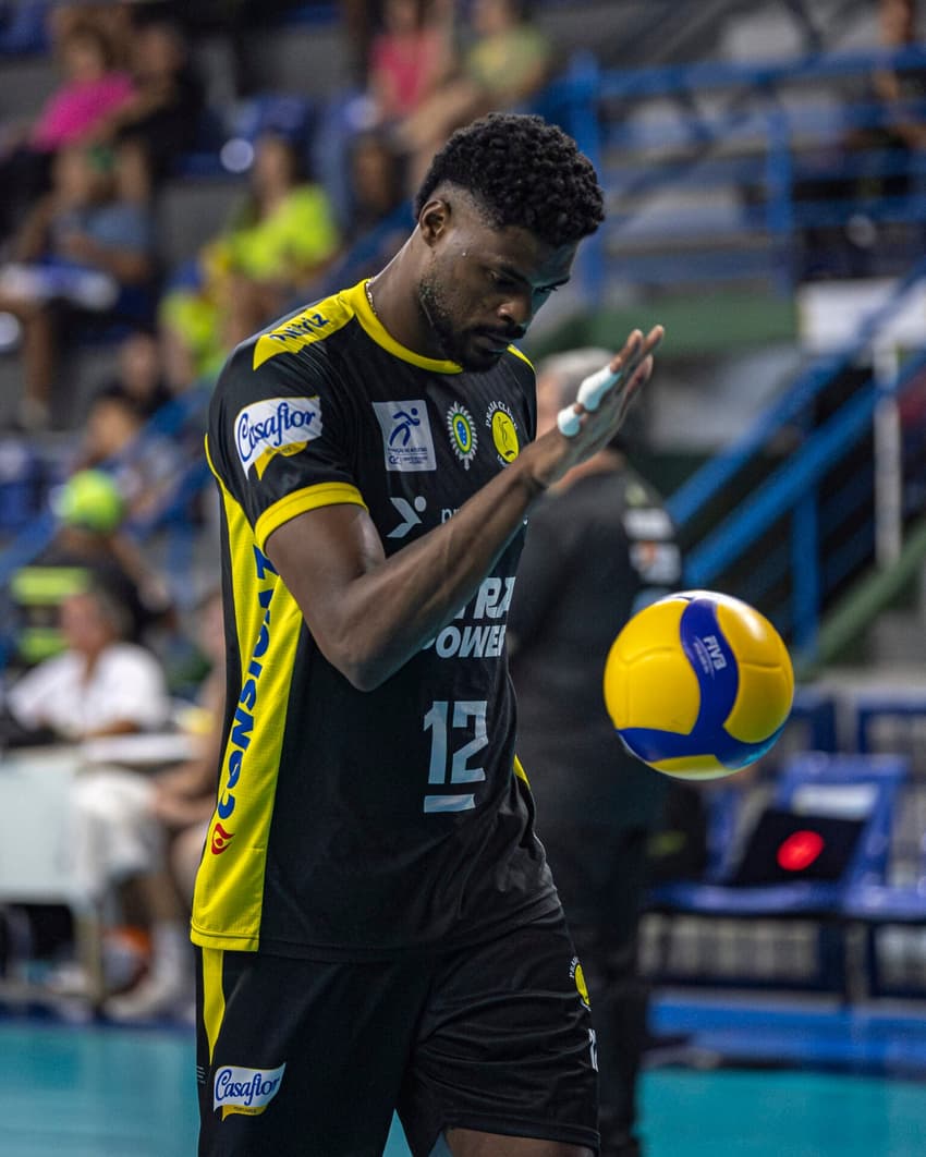Isac, do Praia Clube, em ação nas quartas de final da Superliga Masculina 25/26 (Foto: Bruno Cunha)