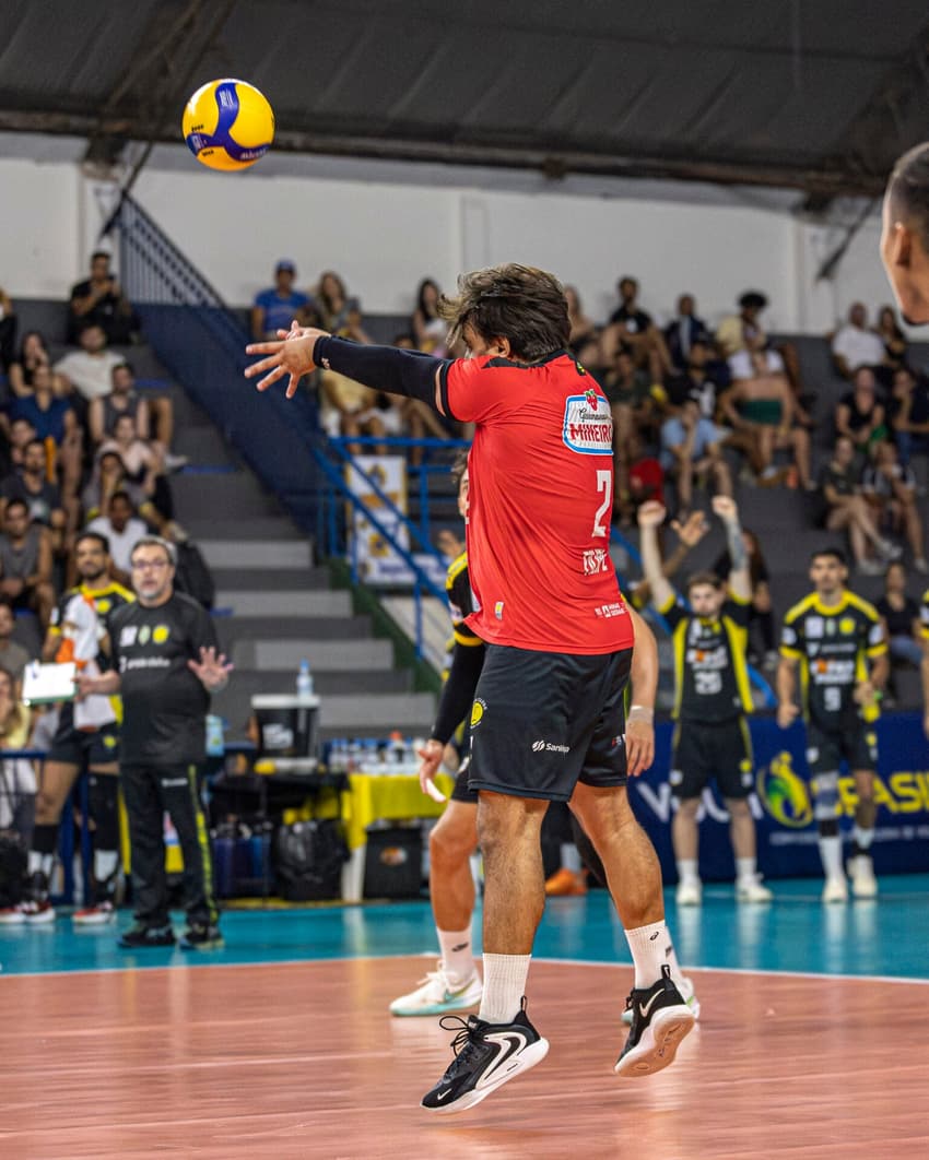 Filipinho, do Praia Clube, em ação nas quartas de final da Superliga Masculina 25/26 (Foto: Bruno Cunha)