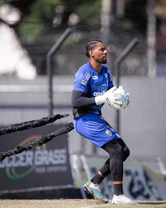 Diógenes durante treino do Santos, no CT Rei Pelé. (Foto: Raul Barletta/ Santos FC)