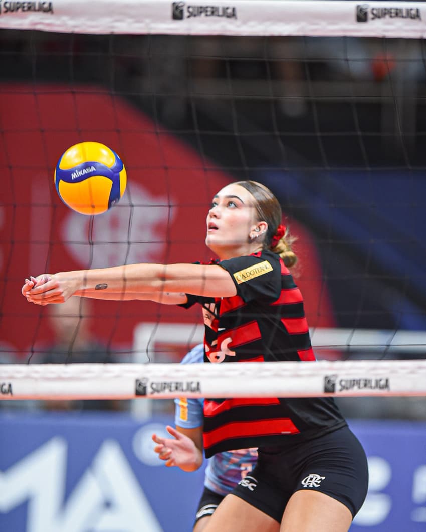 Helena em ação em Sesc Flamengo x Praia Clube pela semifinal da Superliga Feminina 25/26 (Foto: Paula Reis/CRF)