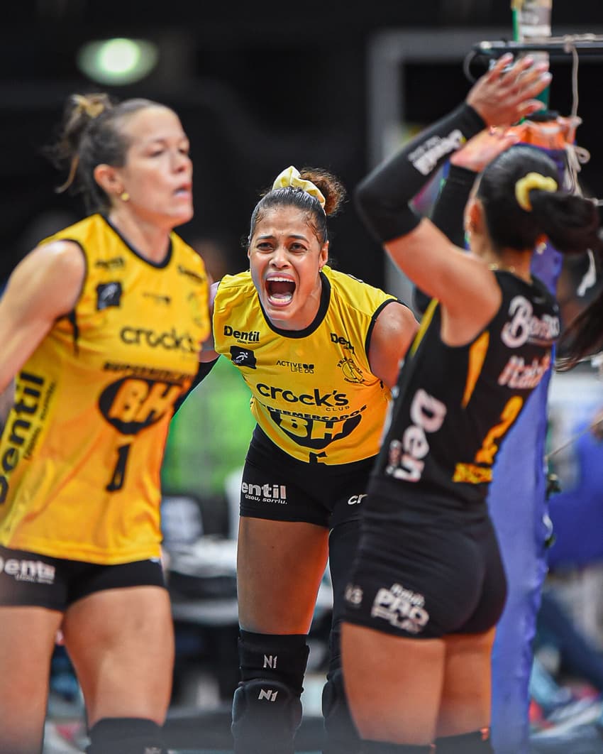 Adenízia em ação pelo Praia Clube na semifinal da Superliga Feminina 25/26 (Foto: Paula Reis/CRF)