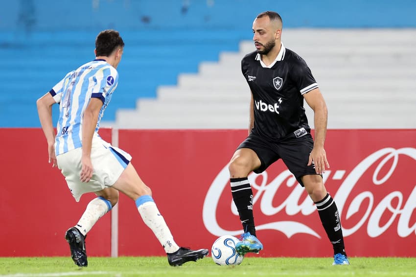 Arthur Cabral em ação na vitória do Botafogo sobre o Racing (Foto: Vítor Silva/Botafogo)