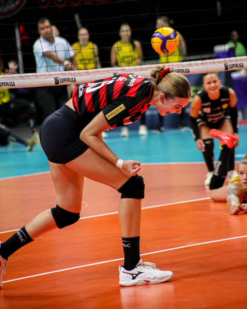 Helena entrou em quadra para mudar a história do Sesc Flamengo na Superliga (Foto: Paula Reis/CRF)