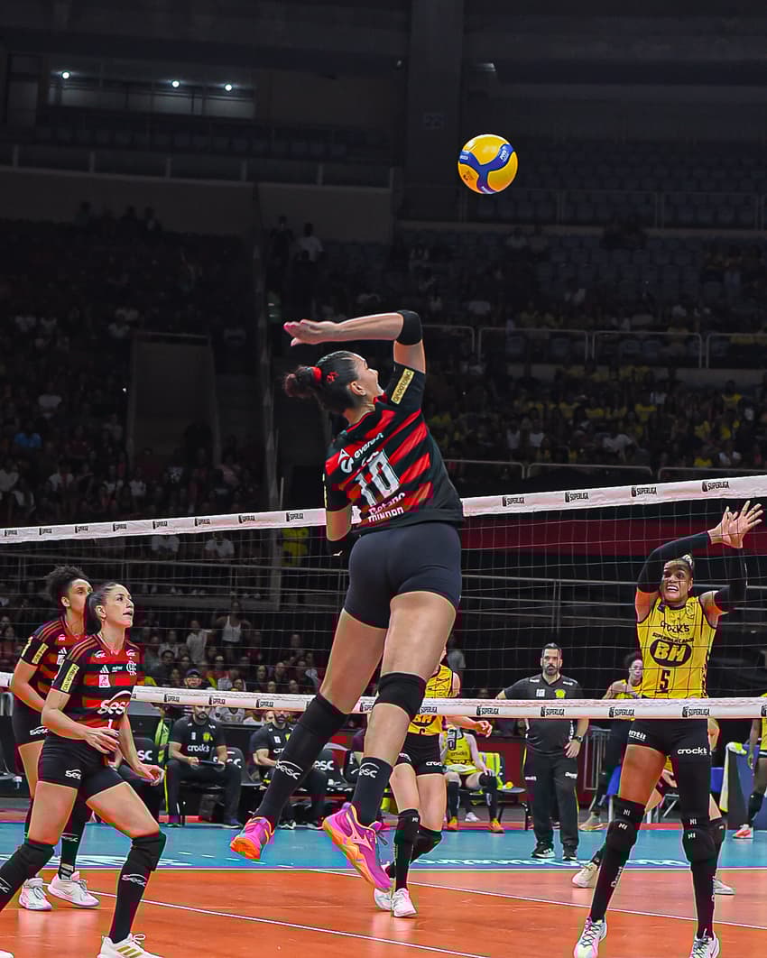 Tainara, do Sesc RJ Flamengo, em ação na semifinal da Superliga Feminina 25/26 (Foto: Paula Reis/CRF)