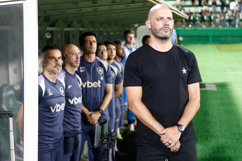 Franclim Carvalho e sua comissão técnica em jogo do Botafogo (Foto: Vítor Silva/Botafogo)