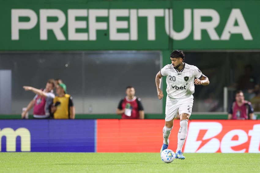 Alexander Barboza em ação na vitória do Botafogo (Foto: Vítor Silva/Botafogo)