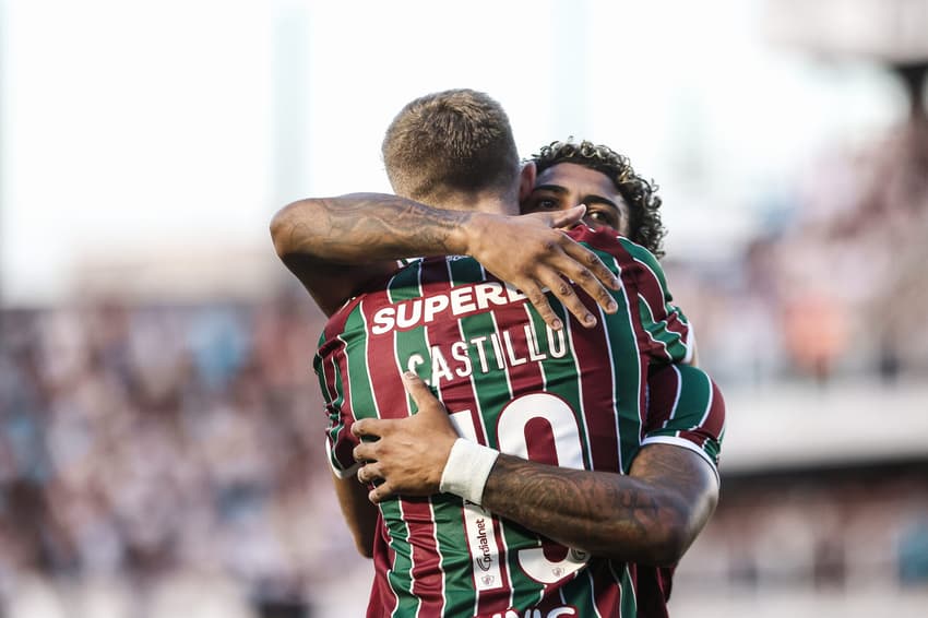 Castillo e John Kennedy comemoram gol do Fluminense contra o Santos (Foto: Lucas Merçon/ Fluminense FC)