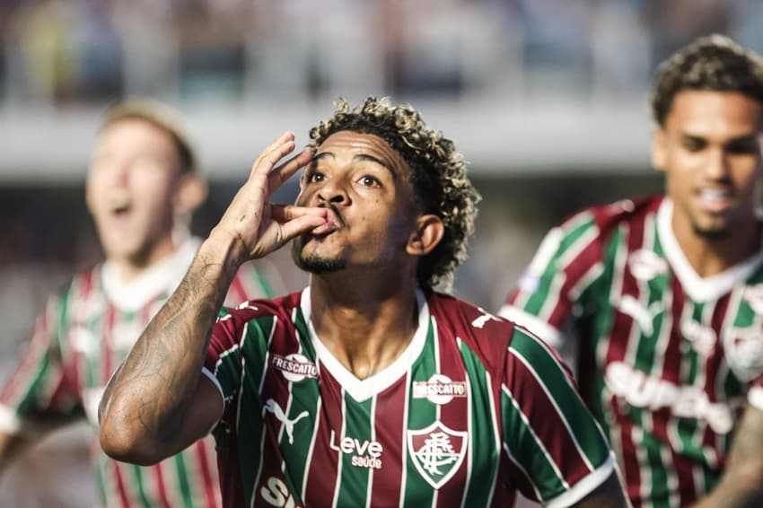 John Kennedy respondeu a provocação dos torcedores do Santos na Vila Belmiro (Foto: Lucas Merçon / Fluminense FC)