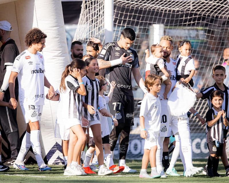 Gabriel Brazão na entrada do time do Santos para o duelo contra o Fluminense, na Vila Belmiro. (Foto: Raul Barletta/ Santos FC)