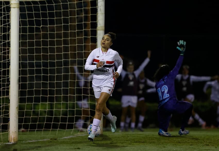 Isa Guimarães, atacante do São Paulo, comemora gol contra o Grêmio. (Foto: Rubens Chiri / São Paulo FC)