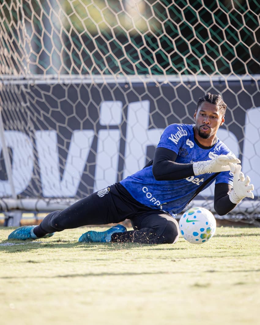 Diógenes no treino no CT Rei Pelé, nesta terça-feira (21) - (Fotos: Raul Baretta/ Santos FC).
