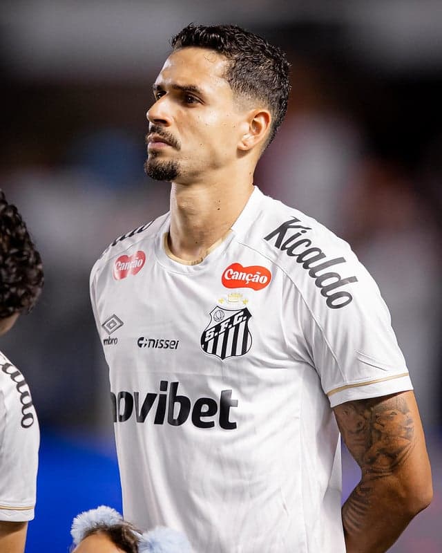 Lucas Veríssimo em partida do Santos contra o Coritiba. (Foto: Raul Barletta/ Santos FC)