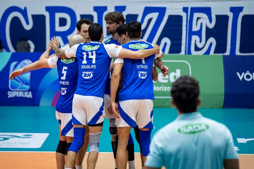 Jogadores do Sada Cruzeiro comemoram ponto na semifinal da Superliga Masculina 25/26 (Foto: Agência i7/Sada Cruzeiro)