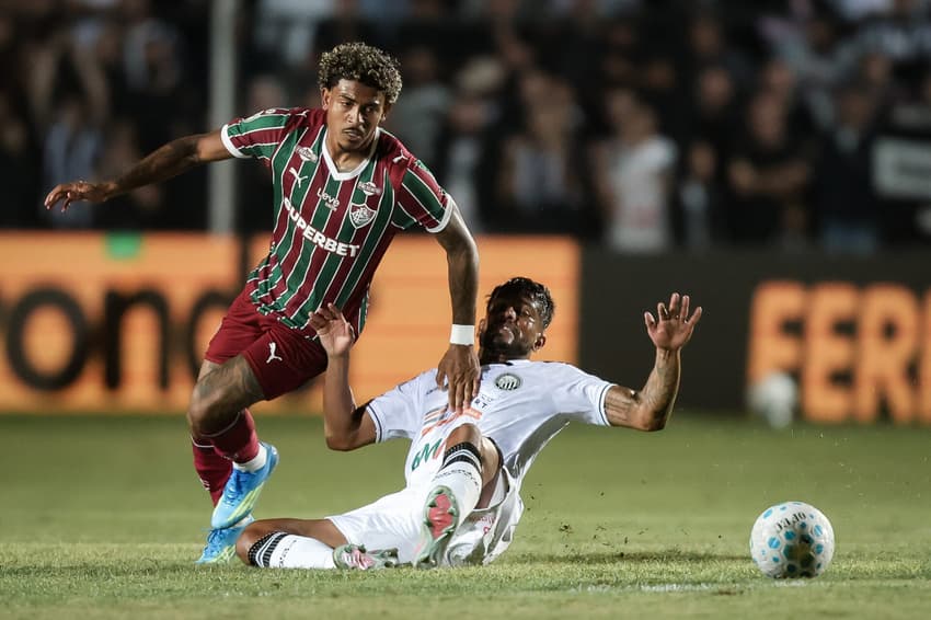 John Kennedy disputa bola em Operário x Fluminense (Foto: Marcelo Gonçalves/ Fluminense FC)