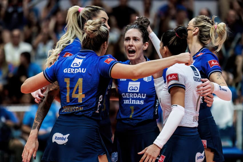 Jogadoras do Minas comemoram ponto na vitória sobre o Osasco, em Belo Horizonte (Foto: Divulgação/Minas)