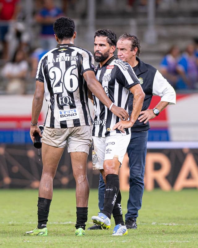 Cuca ao lado de Ananias e Tomás Rincón no duelo entre Santos e Bahia. (Foto: Raul Baretta/ Santos FC)