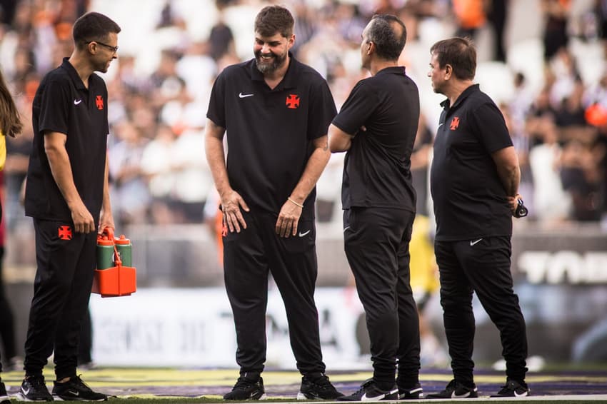 Alexandre Mendes (a direita) conversa com Bruno Lazaroni e outro membros da comissão antes da partida entre Vasco e Corinthians (Foto: Dikrah Sahagian/Vasco)