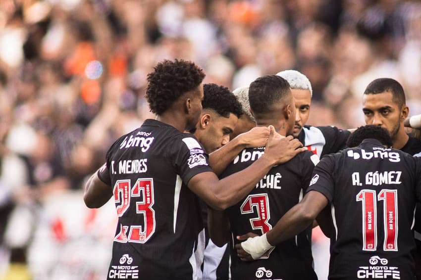 Thiago Mendes se reune com companheiros antes da partida entre Vasco e Corinthians (Foto: Dikran Sahagian/Vasco)