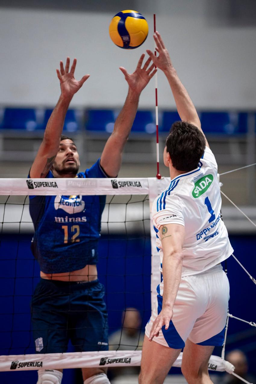 Oppenkoski, do Sada Cruzeiro, encara Djalma, do Minas, na rede da semifinal da Superliga Masculina 25/26 (Foto: Agência i7/Sada Cruzeiro)