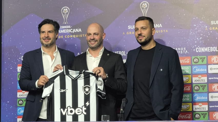 Franclim é apresentado em coletiva no Nilton Santos (Foto: Leonardo Bessa/Lance!)