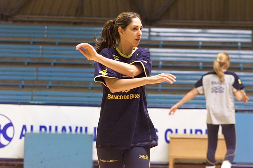 Carol Gattaz durante treino da seleção brasileira antes de embarcar para o Sul-Americano da Colômbia de 2003 (Foto:  Luiz Carlos Murauskas/Folhapress)