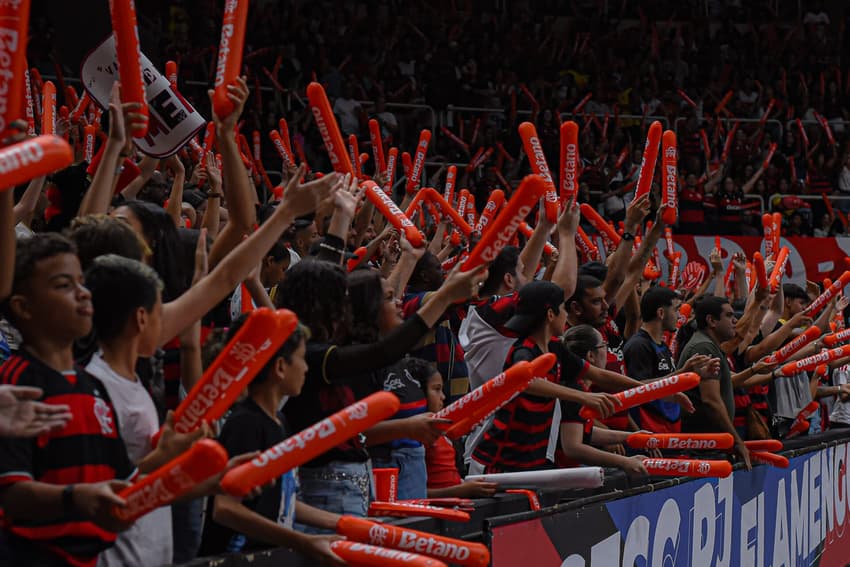 Torcida do Sesc RJ Flamengo na partida contra o Praia Clube pela semifinal da Superliga Feminina 25/26 (Foto: Paula Reis/ Flamengo)