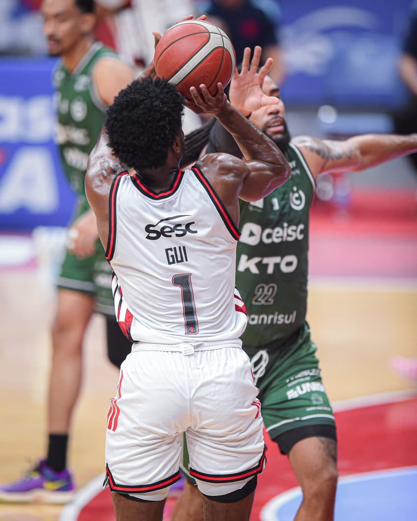 Gui Deodato em ação pelo Flamengo nos playoffs do NBB 25/26 (Foto: Paula Reis/CRF)