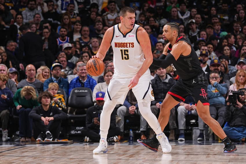 Nikola Jokic, do Nuggets, conduz a bola em partida contra o Rockets pela temporada regular da NBA (Foto: Bart young/Nbae via getty images/Afp)