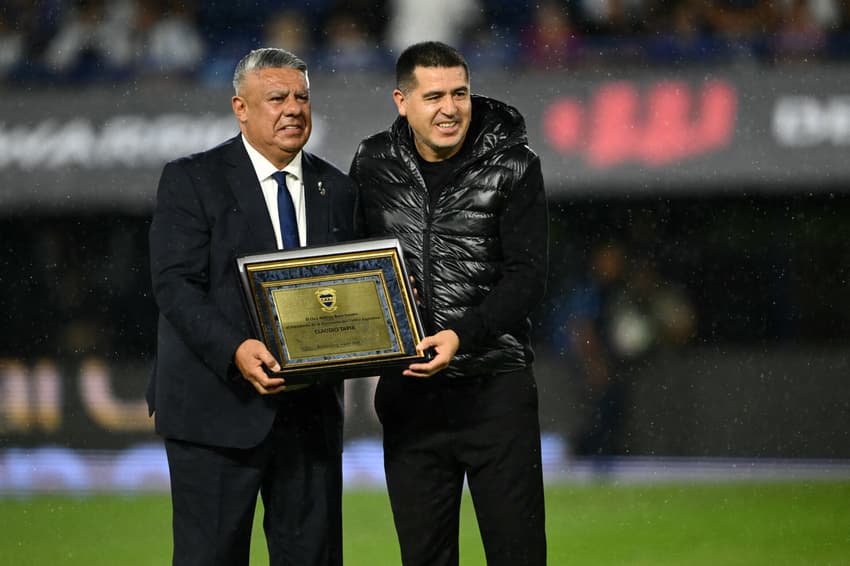 Claudio Tapia ao lado do presidente do Boca Juniors Juan Román Riquelme (Foto: Luis Robayo/AFP)