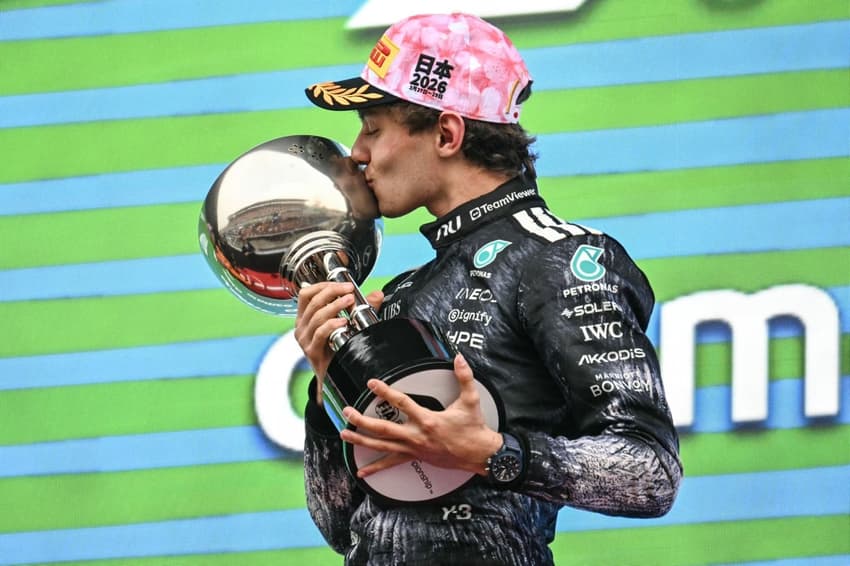 Italiano Kimi Antonelli, da Mercedes, beija o troféu da vitória no GP do Japão de Fórmula 1 (Foto: Philip FONG / AFP)