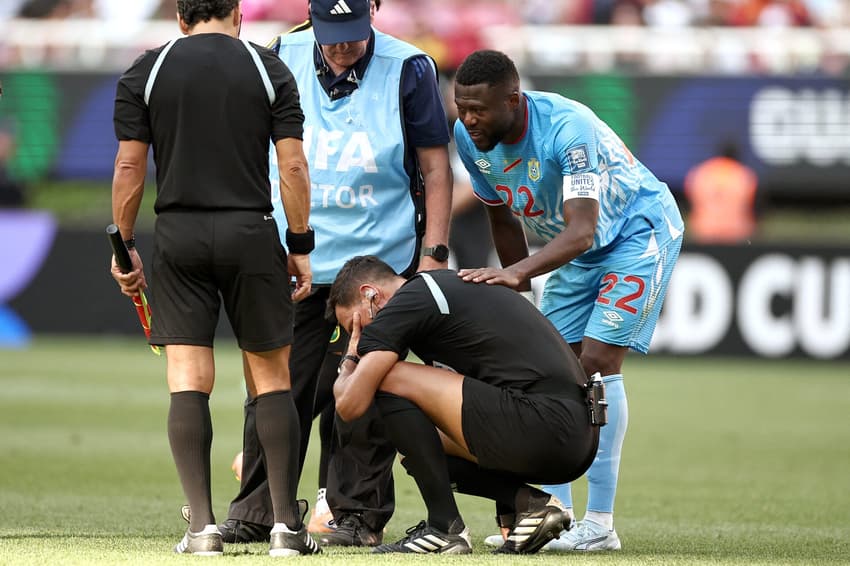 Facundo Tello sofre lesão durante Congo x Jamaica (Foto: Ulises Ruiz / AFP)