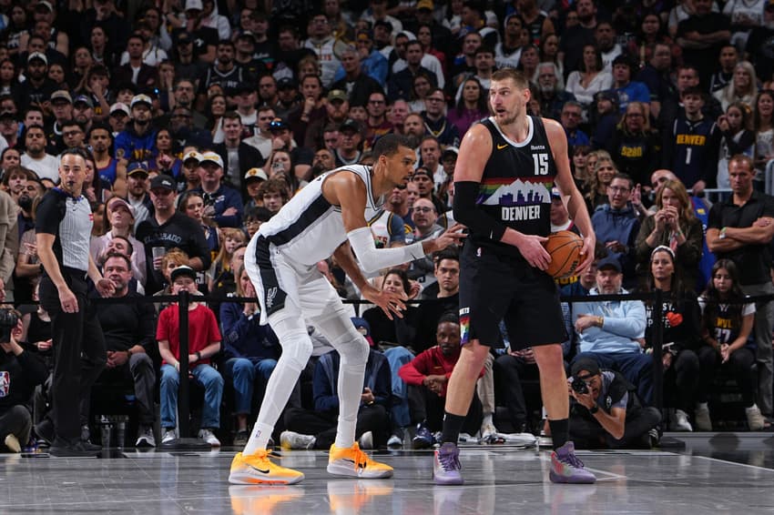 Jokic é marcado por Wembanyama em Nuggets x Spurs pela NBA 25/26 (Foto Garrett Ellwood/NBA Entertainment/Getty Images)