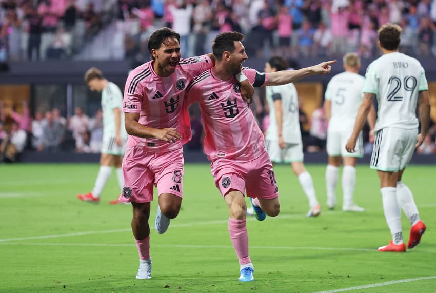 Messi comemora com Telasco Segovia, companheiro de time, o gol número 903 (Foto: Tomas Diniz Santos / GETTY IMAGES NORTH AMERICA / Getty Images via AFP)