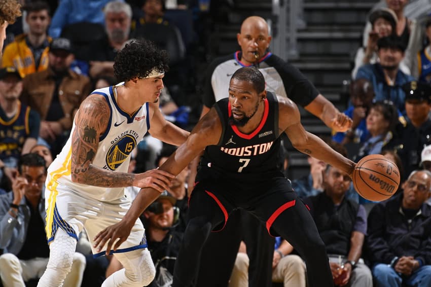 Kevin Durant, do Houston Rockets, parte para a cesta contra o Golden State Warriors no Chase Center (Foto: Juan Ocampo/NBAE via Getty Images/AFP)