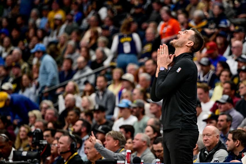 Tiago Splitter, técnico do Portland Trail Blazers, reage durante partida contra o Denver Nuggets na Ball Arena. (Foto: Dustin Bradford/Getty Images/Afp)