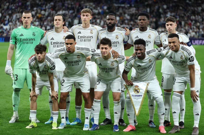 Jogadores do Real Madrid posam para uma foto de equipe antes da partida de ida das quartas de final da Champions League entre Real Madrid CF e FC Bayern de Munique, no Estádio Santiago Bernabéu, em Madri, em 7 de abril de 2026. (Foto de Thomas COEX / AFP)