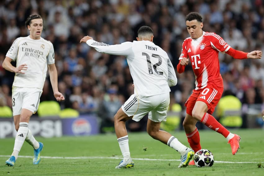 Jamal Musiala e Trent Alexander-Arnold, disputam a bola durante a partida de ida das quartas de final da Champions League entre Real Madrid e Bayern de Munique (Foto: Oscar Del Pozo / AFP)
