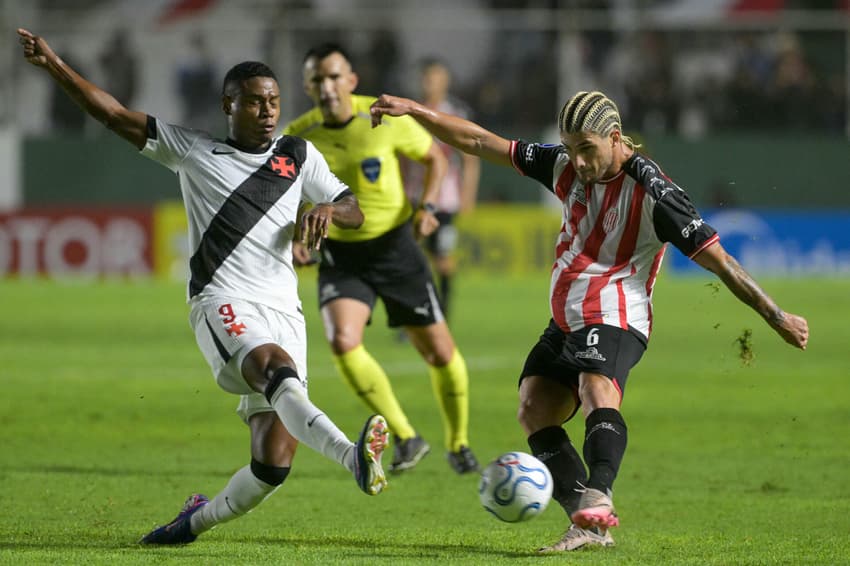 Matheus França, do Vasco, disputa a bola com Rodrigo Insúa, do Barracas Central (Foto: Juan Mabromata/AFP)