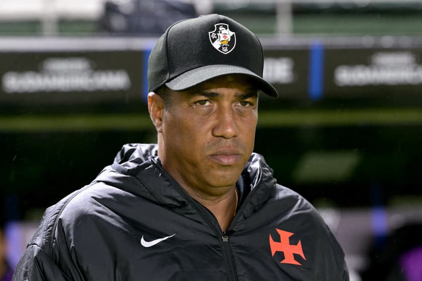 Marcelo Salles durante a partida entre Vasco e Barracas Central (Foto: Juan Mabromata/AFP)
