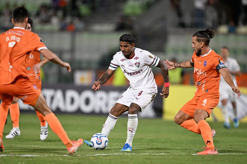 John Kennedy em ação em Deportivo La Guaira x Fluminense (Foto: Juan BARRETO / AFP)