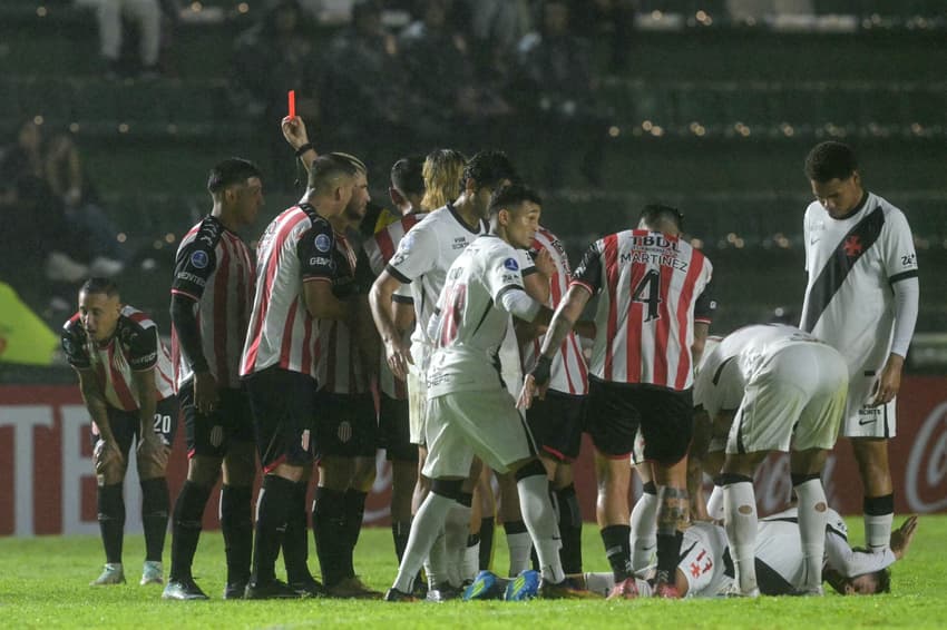 Momento da expulsão do jogador do Barracas Central (Foto: JUAN MABROMATA / AFP)