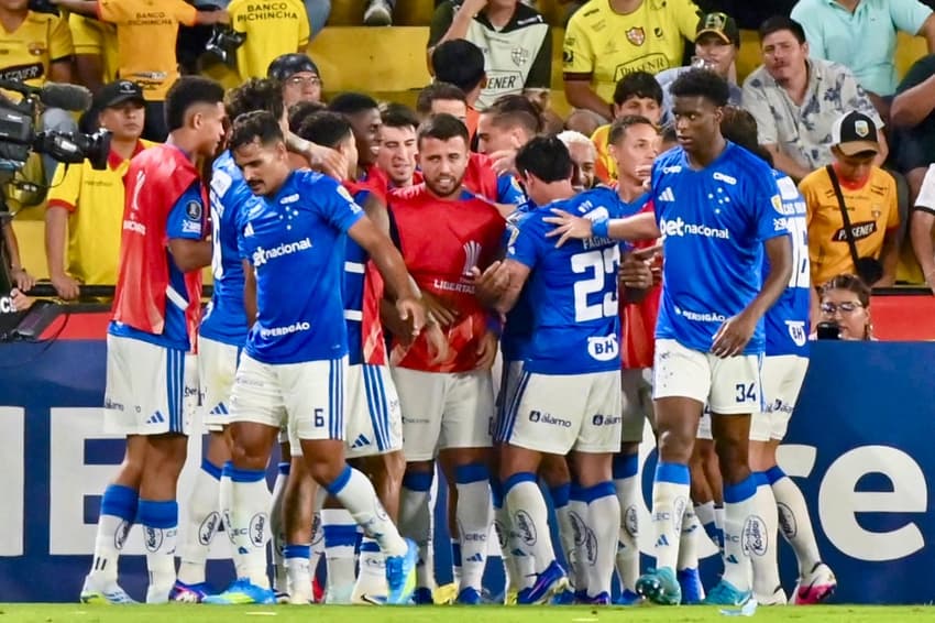 Cruzeiro players celebrate after scoring during the Copa Libertadores group stage football match between Ecuador's Barcelona and Brazil's Cruzeiro at the Monumental Banco Pichincha stadium in Guayaquil, Guayas province, Ecuador, on April 7, 2026. (Photo by MARCOS PIN / AFP)