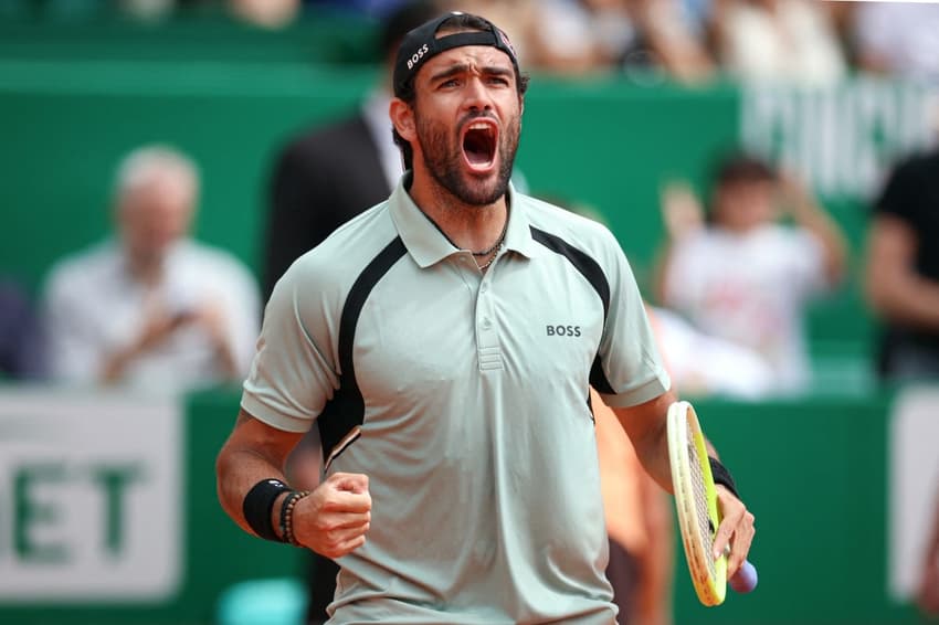 O italiano Matteo Berrettini comemora ponto na vitória sobre o russo Medvedev (Foto: Valery HACHE / AFP)