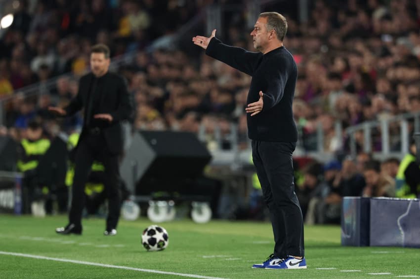 O técnico alemão do Barcelona, ​​Hansi Flick, gesticula na linha lateral durante a partida de ida das quartas de final da Champions League entre Barcelona e Atlético de Madrid (Foto: Lluis Gene / AFP)