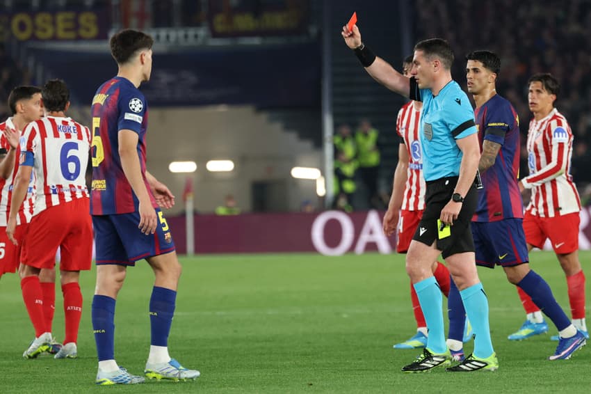Pau Cubarsi recebe cartão vermelho no final do primeiro tempo do jogo de ida das quartas de final da Champions League entre Barcelona e Atlético de Madrid (Foto: Lluis Gene / AFP)