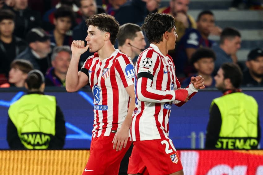 Julian Alvarez comemora o primeiro gol de sua equipe durante a partida de ida das quartas de final da Champions League entre Barcelona e Atlético de Madrid (Foto: Lluis Gene / AFP)<br>
