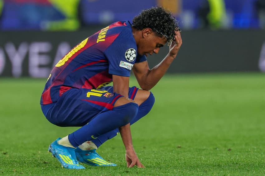Lamine Yamal lamenta derrota do Barcelona para o Atlético de Madrid na Champions League (Foto: Lluis GENE / AFP)