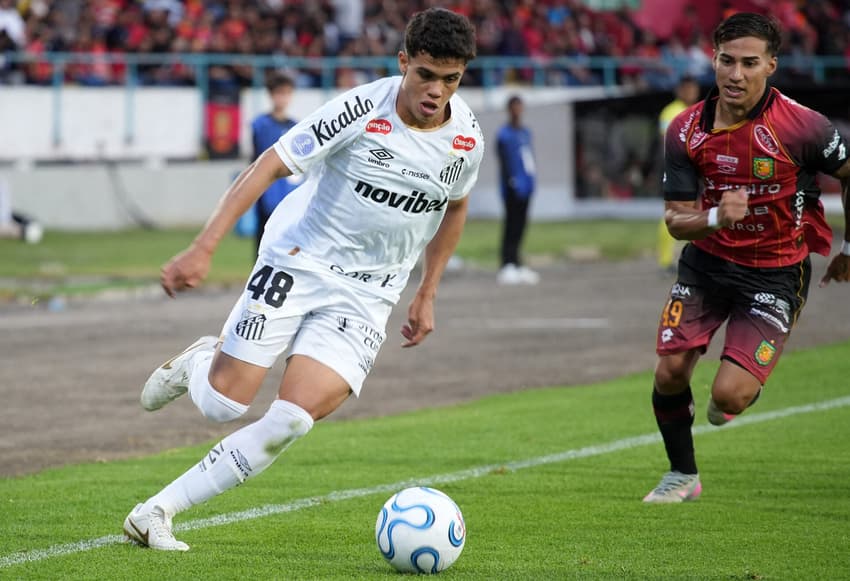 Gustavo Henrique durante jogo entre Santos e Deprotivo Cuenca. (Foto: Fernando Machado/ AFP)