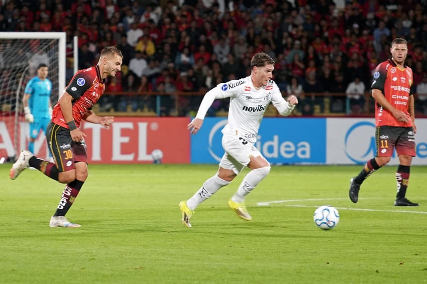 Rollheiser entrou no segundo tempo da partida entre Deportivo Cuenca e Santos. (Foto: Fernando Machado/ AFP)