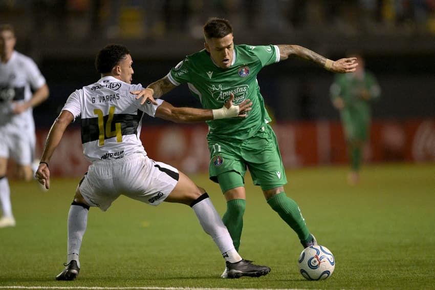 Franco Troyansky, atacante do Audax Italiano, durante a partida de estreia contra o Olímpia (Foto: Rodrigo Arangua/AFP)